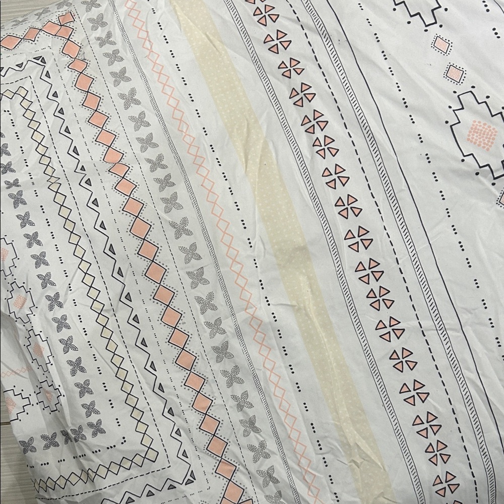 Elegant Geometric Bedding Set - Cream, Gray, and Pink